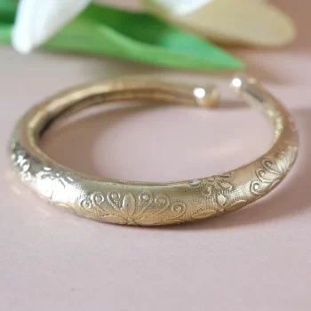 Wide-leaf engraved bracelet