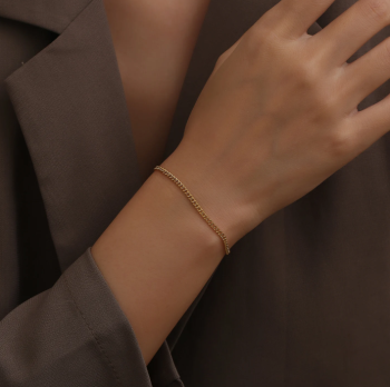 Simple and elegant circular bracelet